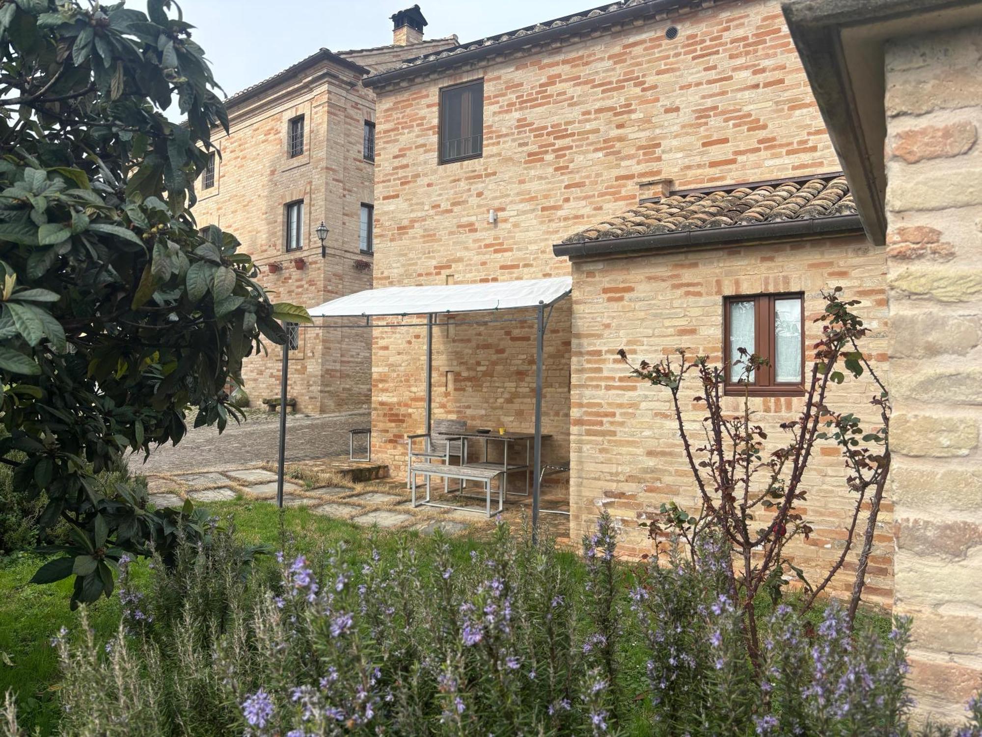 I Sassi Di San Giuseppe Hostal Montegiorgio Exterior foto